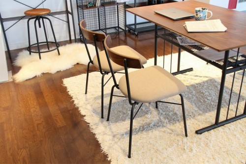 Mẫu ghế gỗ uốn cong với thiết kế thanh mảnh, nhẹ nhàng mà tinh tế