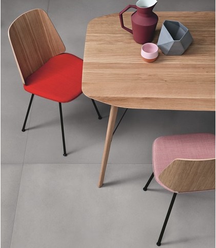 Chiếc ghế gỗ ván ép uốn cong với thiết kế đơn giản, thanh lịch cực kỳ phù hợp cho không gian nội thất phòng ăn
