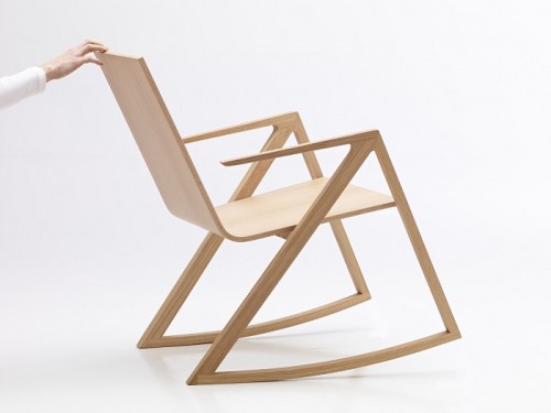 ghế bập bênh gỗ uốn cong có tay vịn được thiết kế đơn giản mà tinh tế