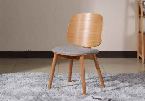 Mẫu ghế gỗ ván ép uốn cong dán veneer với kiểu dáng đơn giản, khỏe khoắn mà sang trọng, lịch sự.