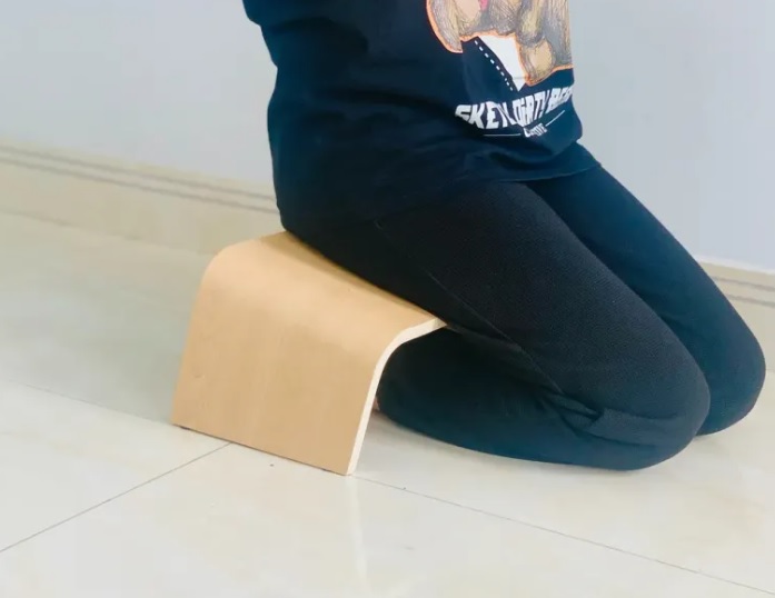 ghế ngồi quỳ gỗ uốn cong