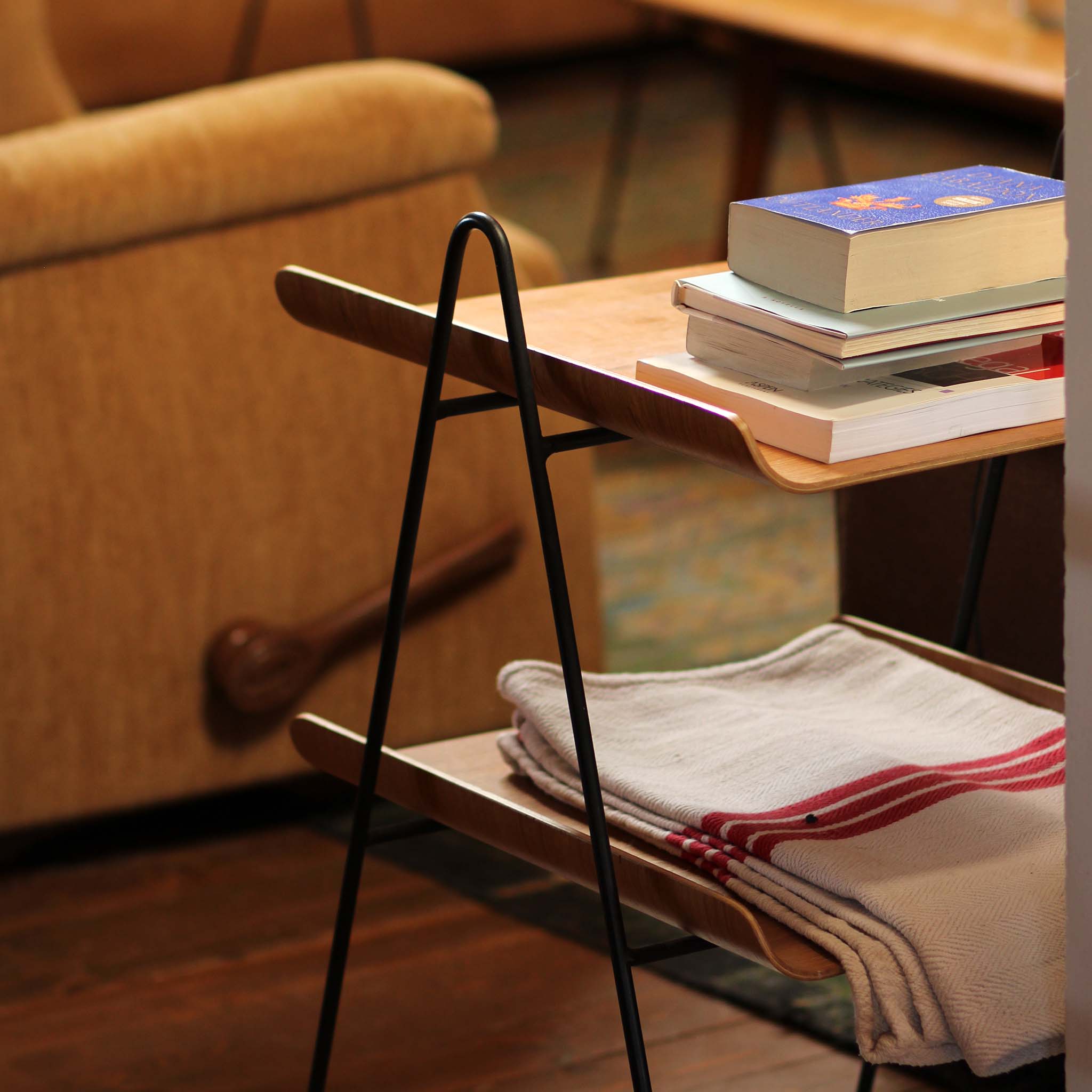 CHIẾC BÀN PHỤ THIẾT KẾ TỪ GỖ UỐN CONG – SỰ GIAO THOA GIỮA VẺ ĐẸP HIỆN ĐẠI VÀ TÍNH THỰC DỤNG